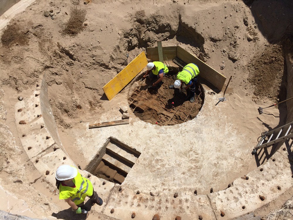 La tasques arqueològiques per a extraure l'arena de dins de la torre i les galeries acabaran aquesta setmana. / DIARI LA VEU