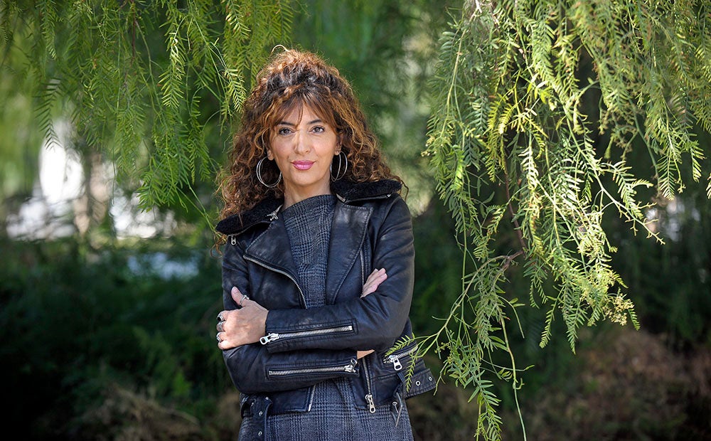 L'escriptora Anna Moner acaba de publicar 'La mirada de vidre', premi Ciutat d'Alzira del 2018, i el 2016 va presentar 'Gabinet de curiositat', un recull de texts apareguts en Diari La Veu entre el 2013 i el 2015. / DANIEL GARCÍA-SALA  