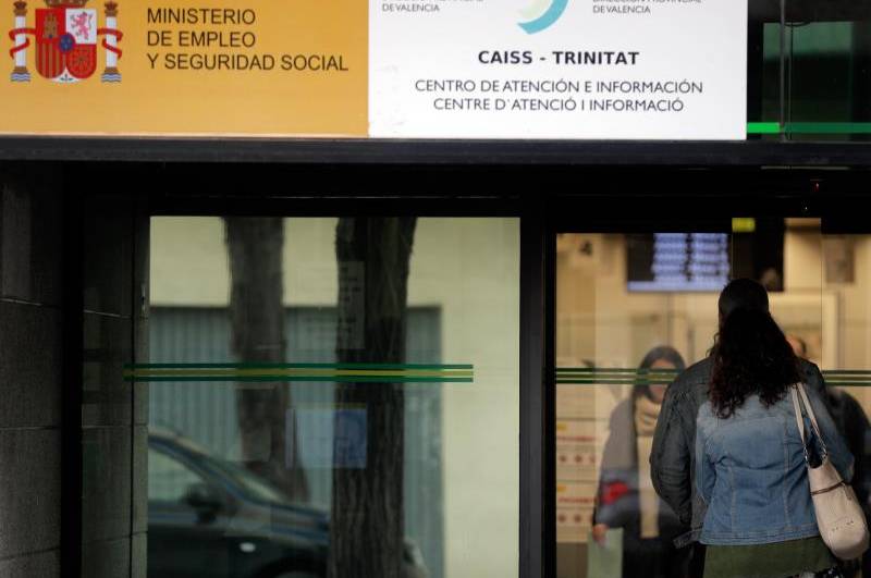 A l'estat espanyol, el nombre d'aturats registrats en les oficines dels serveis públics d'ocupació (antic Inem) va baixar en 84.075 persones al maig. / EFE
