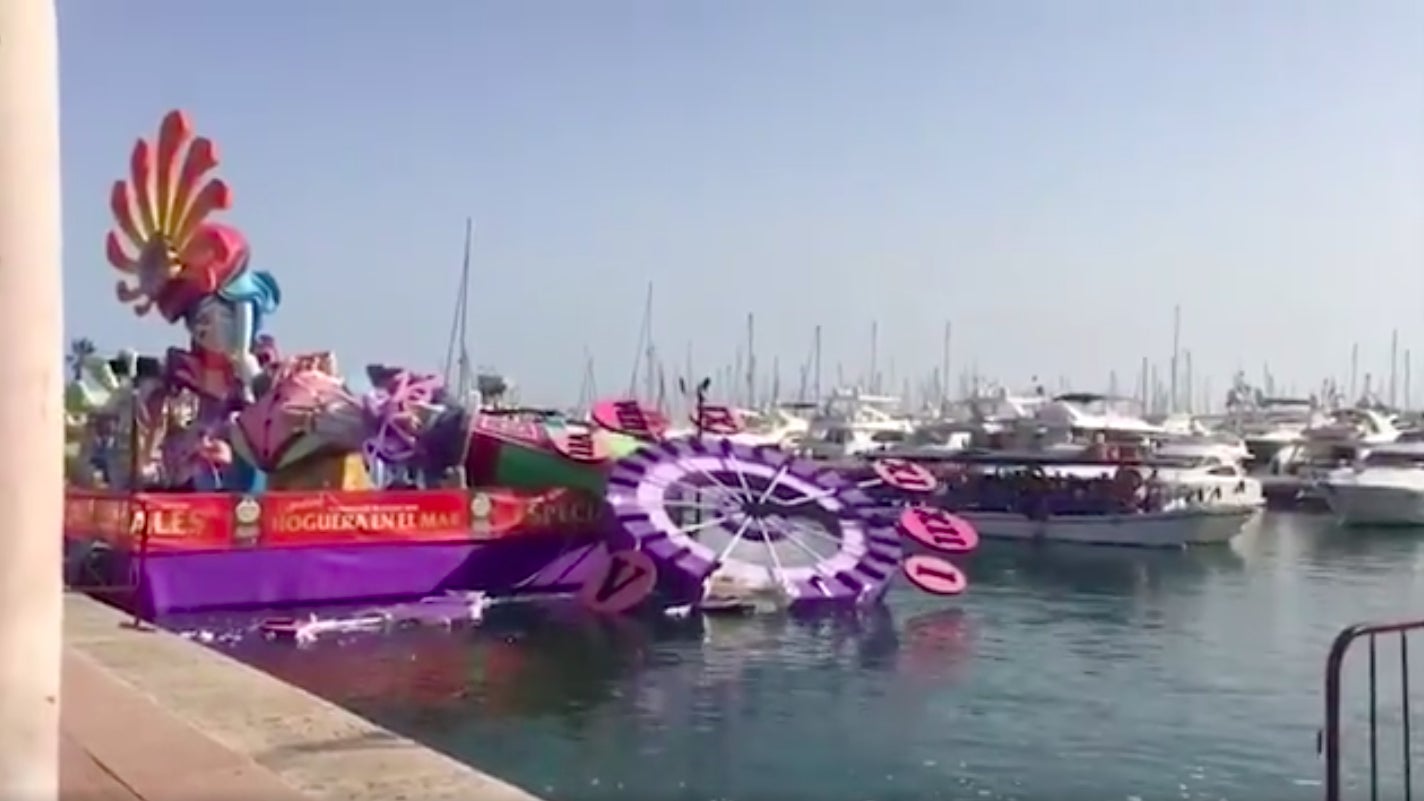 El monument, l'únic que es planta sobre una plataforma al mar, ha patit aquest diumenge a la vesprada la caiguda a l'aigua del seu remat –un gran rellotge– i bona part del cos central. / CAPTURA DE PANTALLA À PUNT