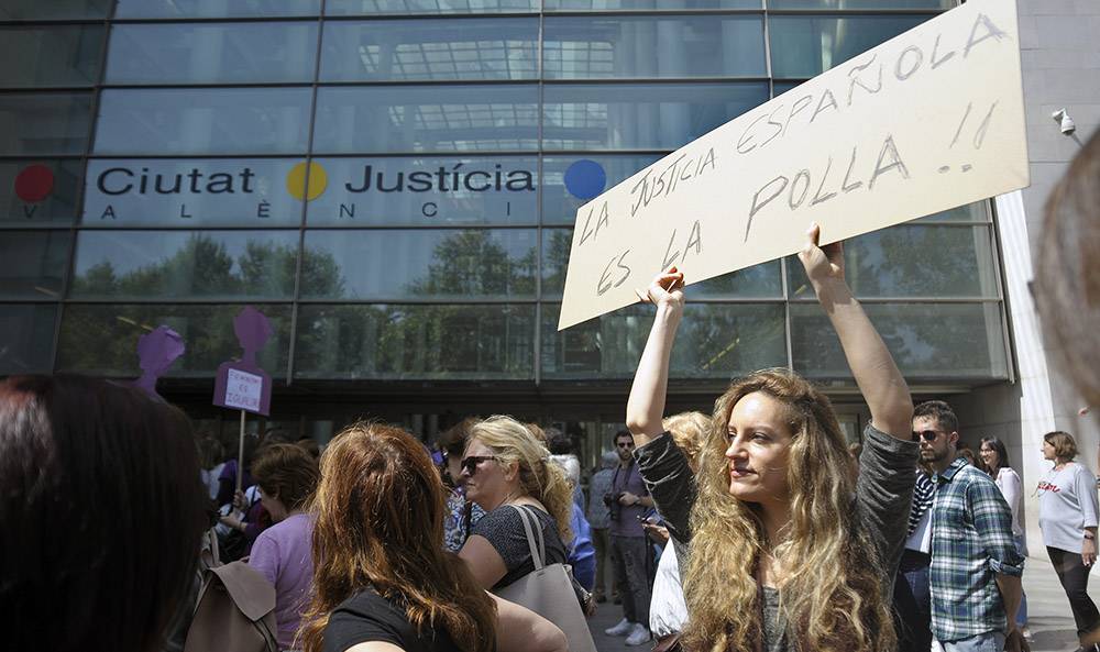 Fotografia presa durant una de les protestes a les portes de la Ciutat de la Justícia de València per la sentència a 'La Manada' a l'abril. / DANIEL GARCÍA-SALA