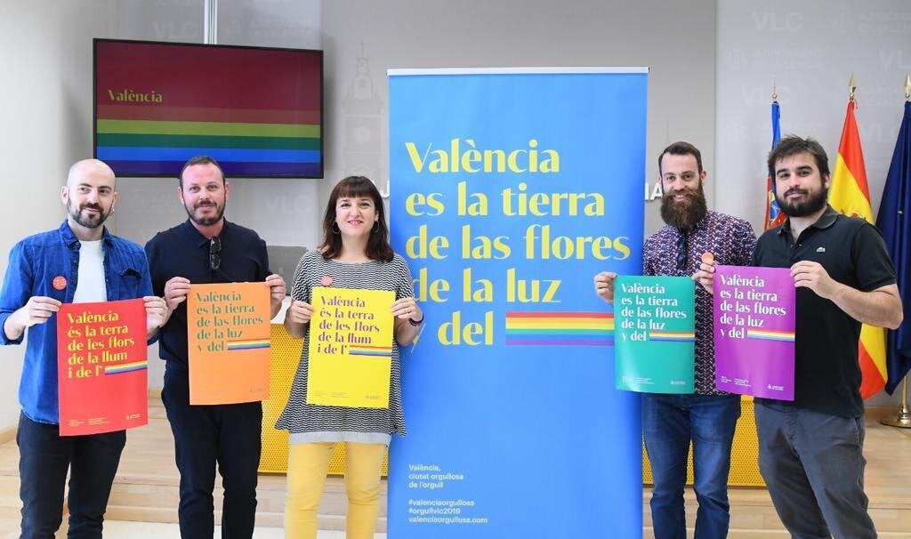 Els sis colors de la bandera LGTBi+ seran els protagonistes en cadascun dels cartells i dels fullets informatius / TWITTER: @AJUNTAMENTVLC