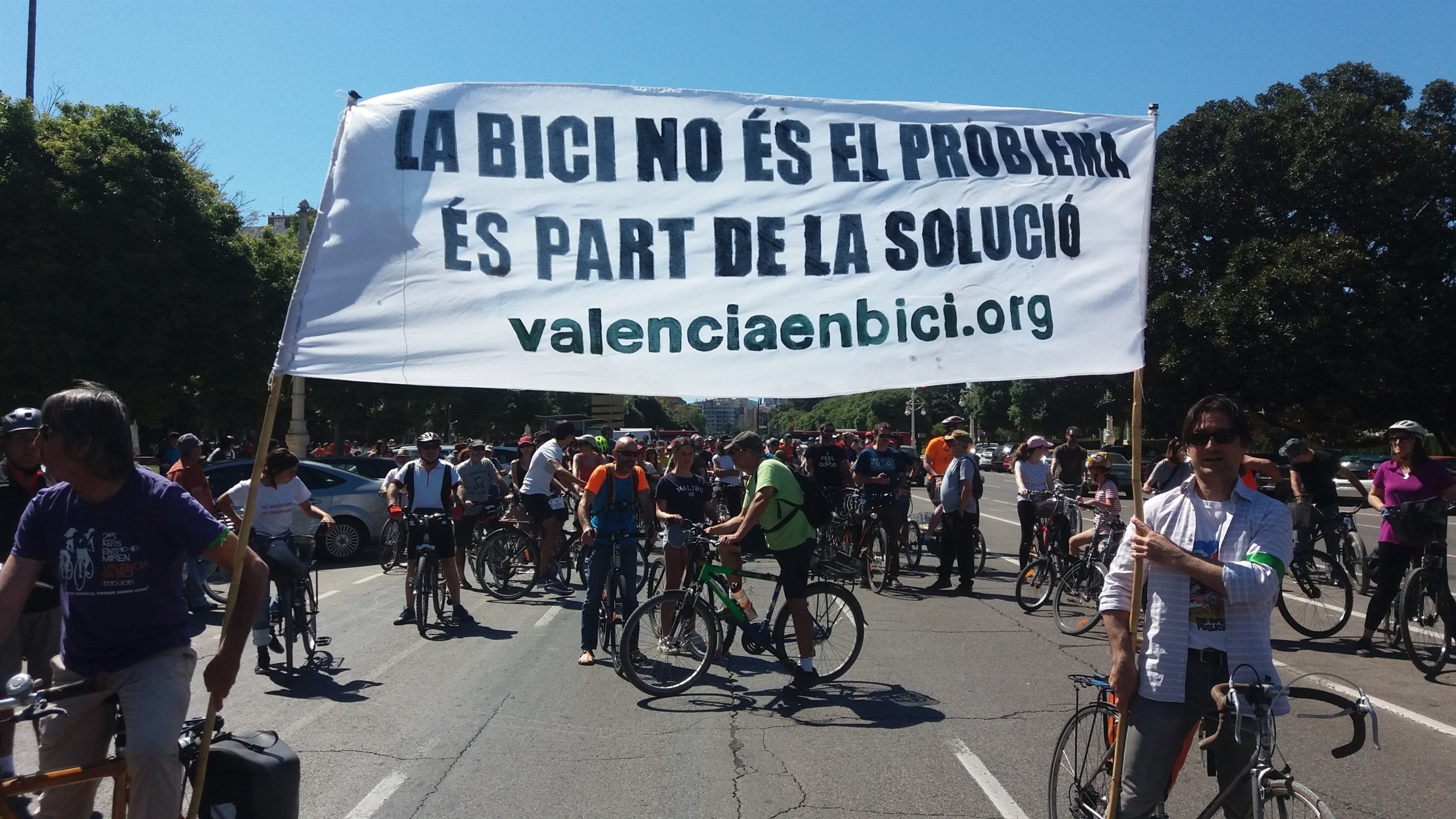 Sota el lema 'La bici no és el problema, és part de la solució', ciclistes, persones amb mobilitat reduïda i usuaris de patinets han participat en la marxa convocada aquest diumenge a València. / EUROPA PRESS