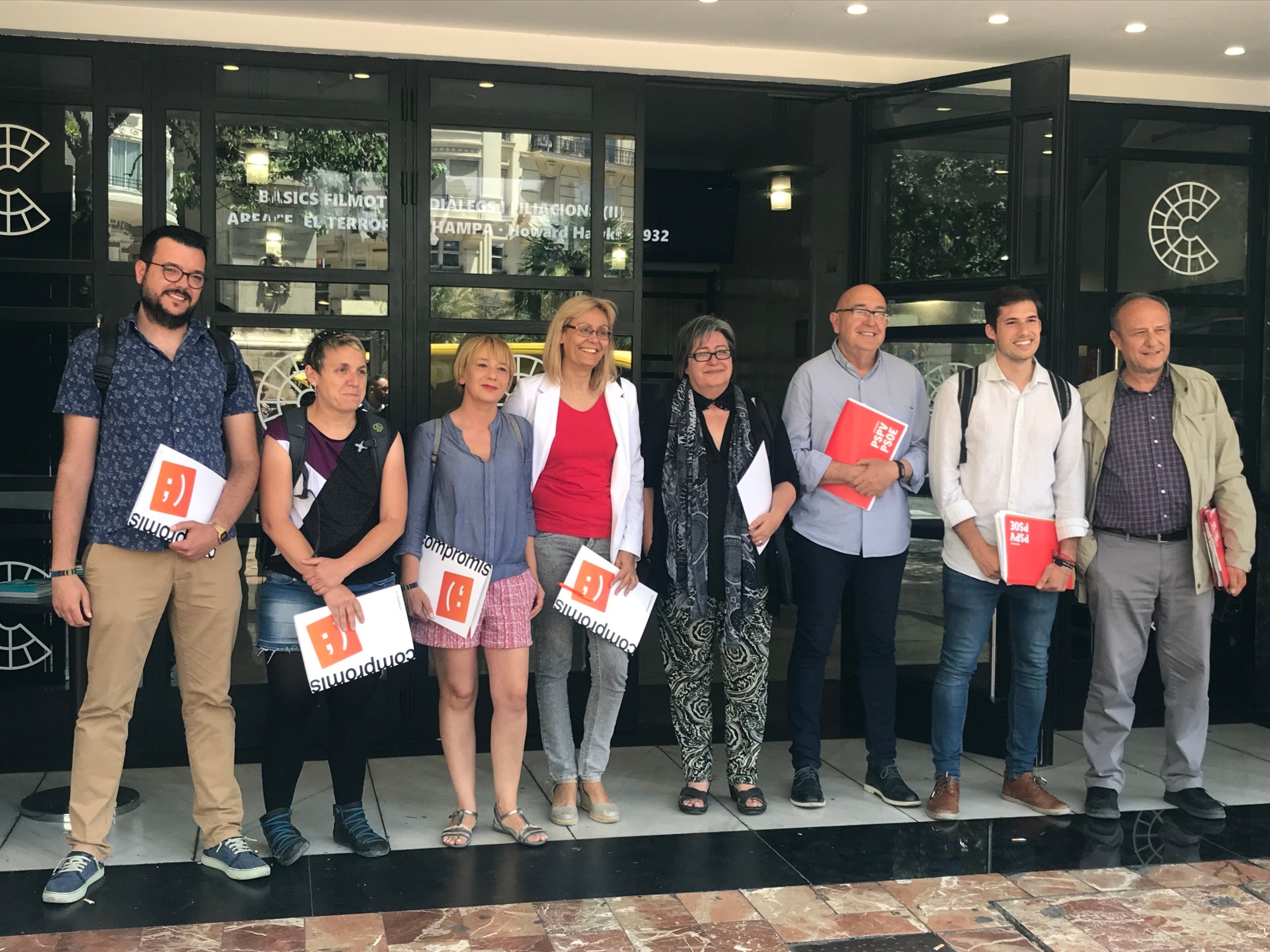 Els representants de Compromís i el PSPV es reuneixen dilluns de vesprada al Teatre Rialto. / EUROPA PRESS