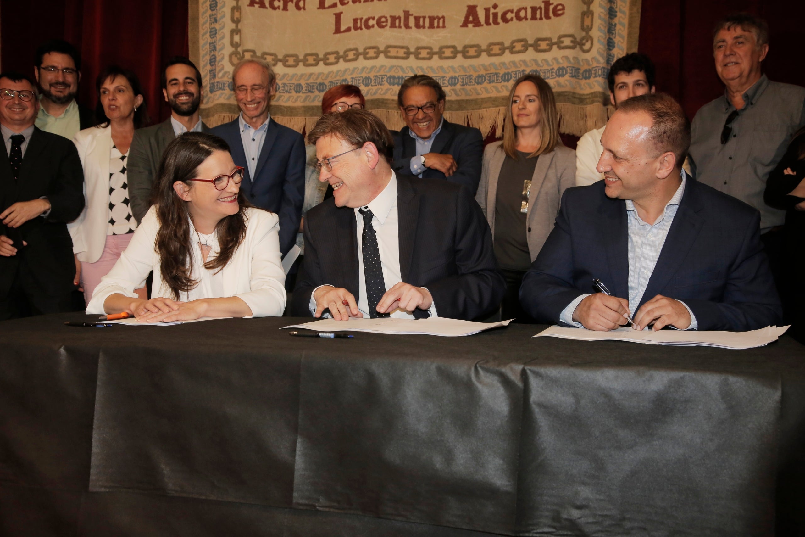 Puig, Oltra i Dalmau van signar l'acord del Botànic aquest dimecres a la vesprada al Castell de Santa Bàrbara d'Alacant. / EUROPA PRESS 