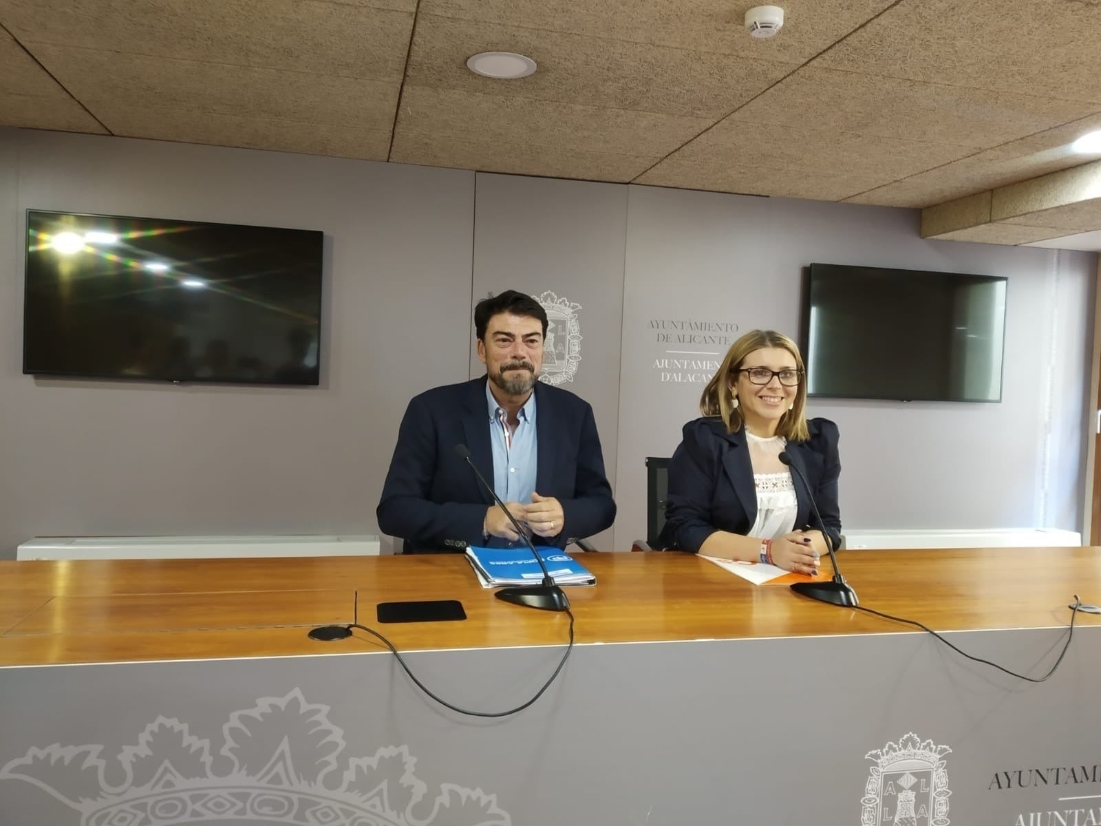 L'alcalde d'Alacant, Luis Barcala, amb l'exvicealcaldessa Mari Carmen Sánchez