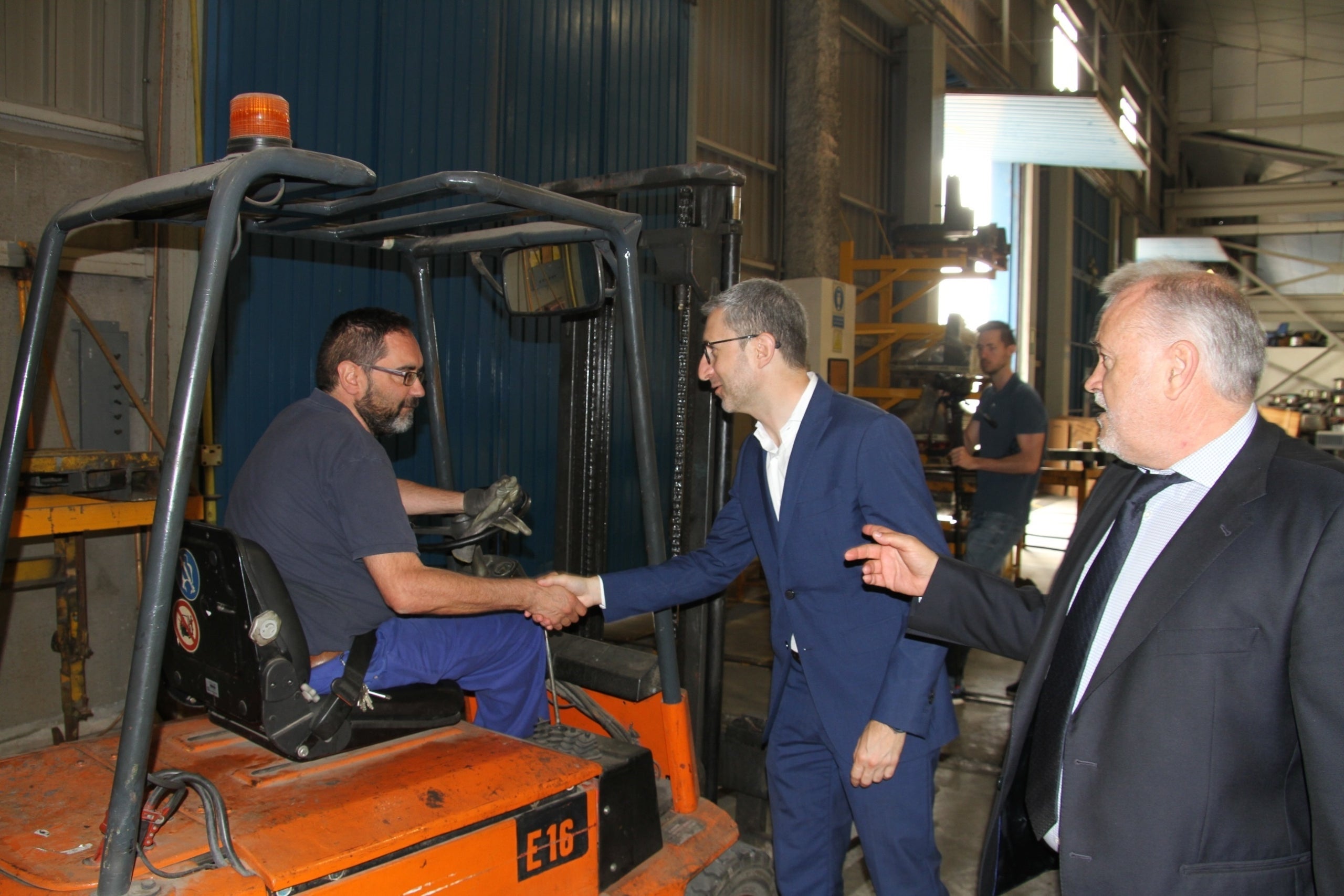 Després de visitar aquest divendres les instal·lacions de l'empresa pública, España ha destacat la intenció del Consell de 'continuar avançant com s'ha fet amb la implantació del servei nocturn [a Metrovalencia] i la Línia 5 del TRAM d'Alacant'. / GVA