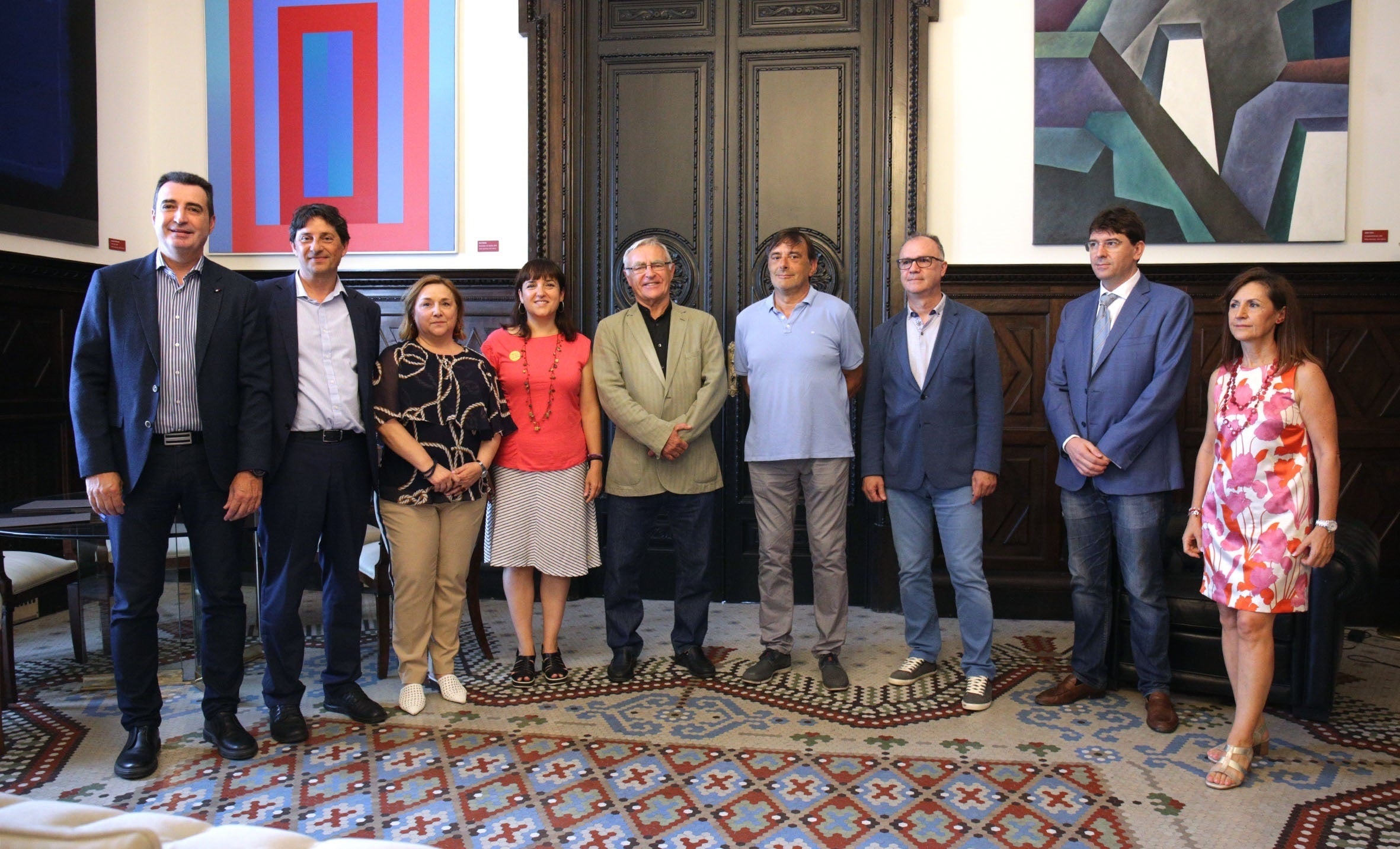 L'alcalde Joan Ribó ha sigut l'encarregat de rubricar l'acord amb representants de les empreses. / AJUNTAMENT DE VALÈNCIA