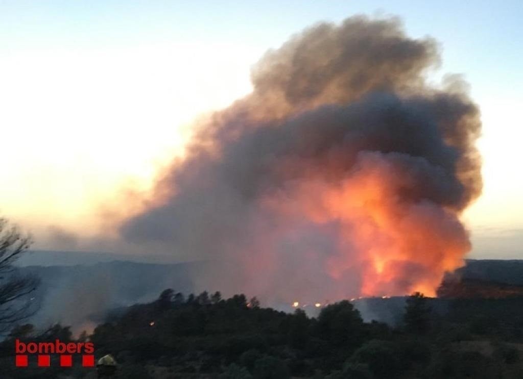 La previsió indica un nou ascens de les temperatures, però no està previst que bufe el vent, un factor que dimecres va empényer el foc amb molta velocitat. / BOMBERS DE CATALUNYA