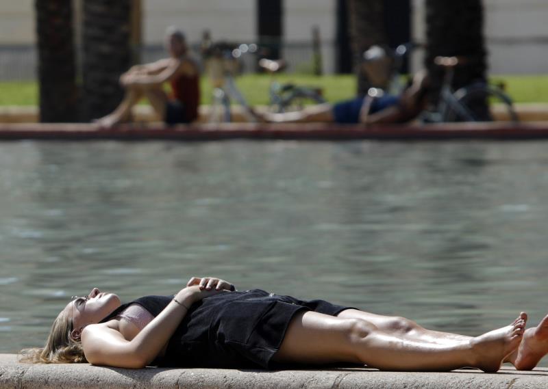 La primera onada de calor no es farà esperar. Segons preveu l'Aemet, a partir d'aquest dimecres s'espera que les temperatures arriben a 'valors significativament alts'. / EFE