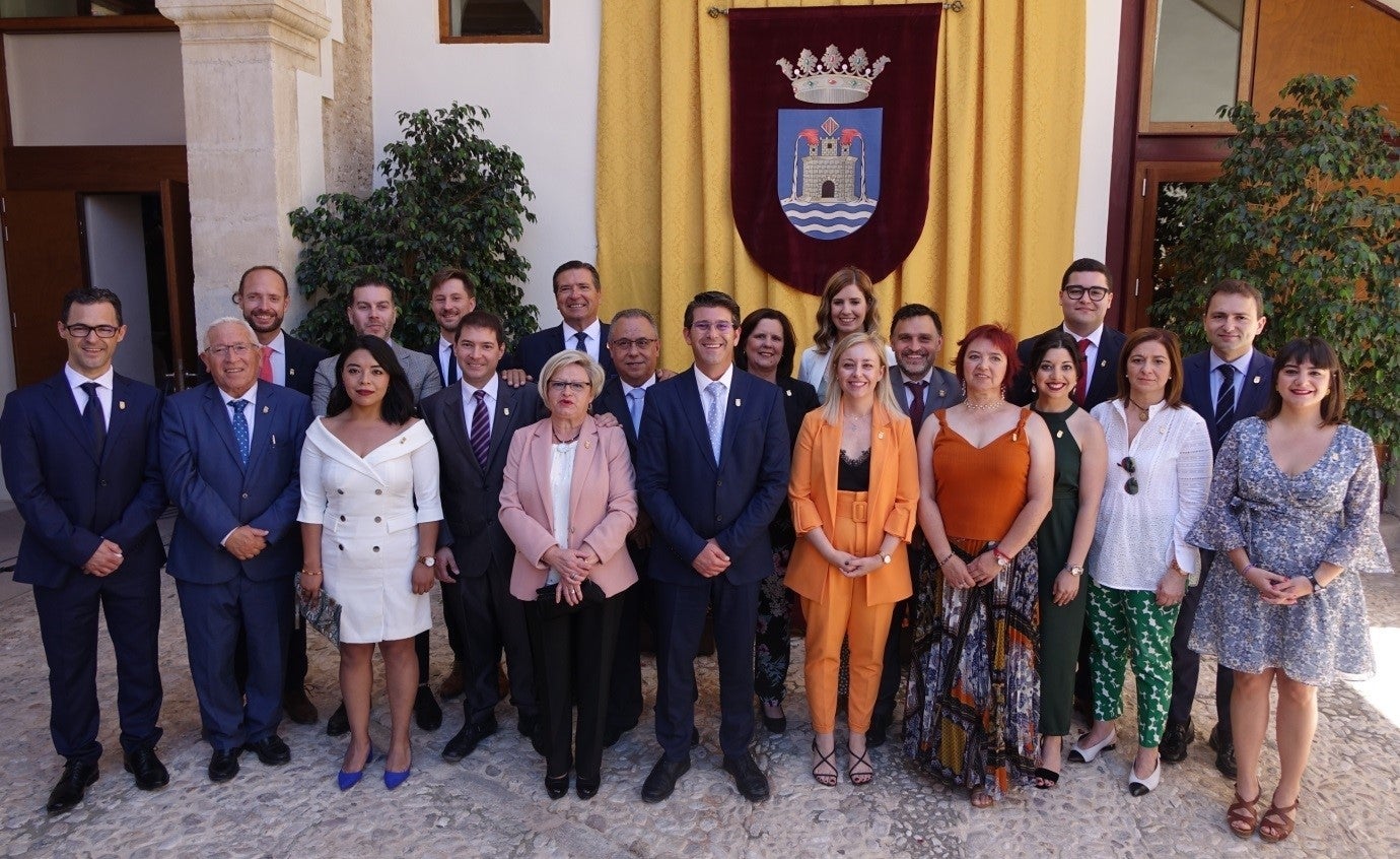 El candidat de Compromís, Nicolau Calabuig, rep dos vots en la seua carrera a l'Alcaldia mentre que els dos representants populars s'han abstingut. / AJUNTAMENT D'ONTINYENT