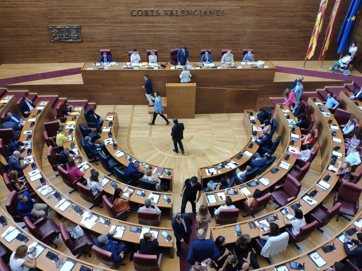 Aquesta sessió ha sigut la primera en què els membres del nou Consell han ocupat les butaques reservades per a l'executiu. / TWITTER CORTS VALENCIANES