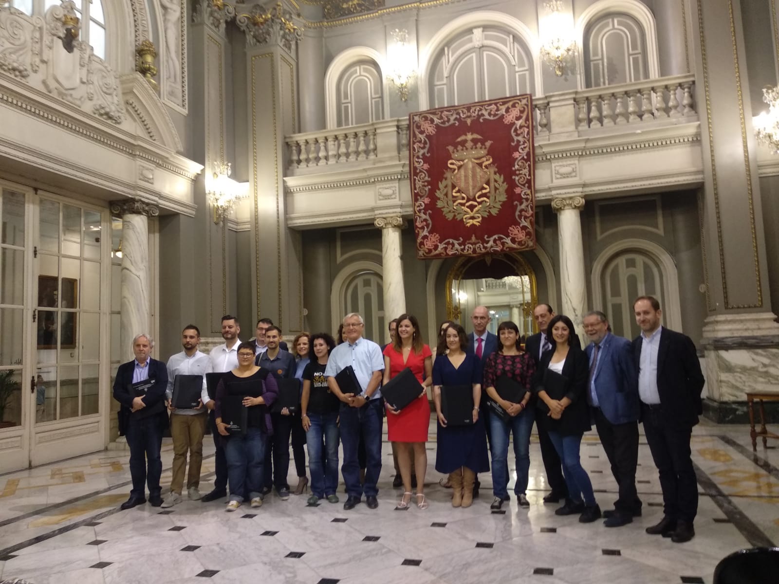 Ribó s'ha mostrat preocupat en el lliurament de les carpetes d'alts càrrecs als nous regidors de l'Ajuntament. / DLV 