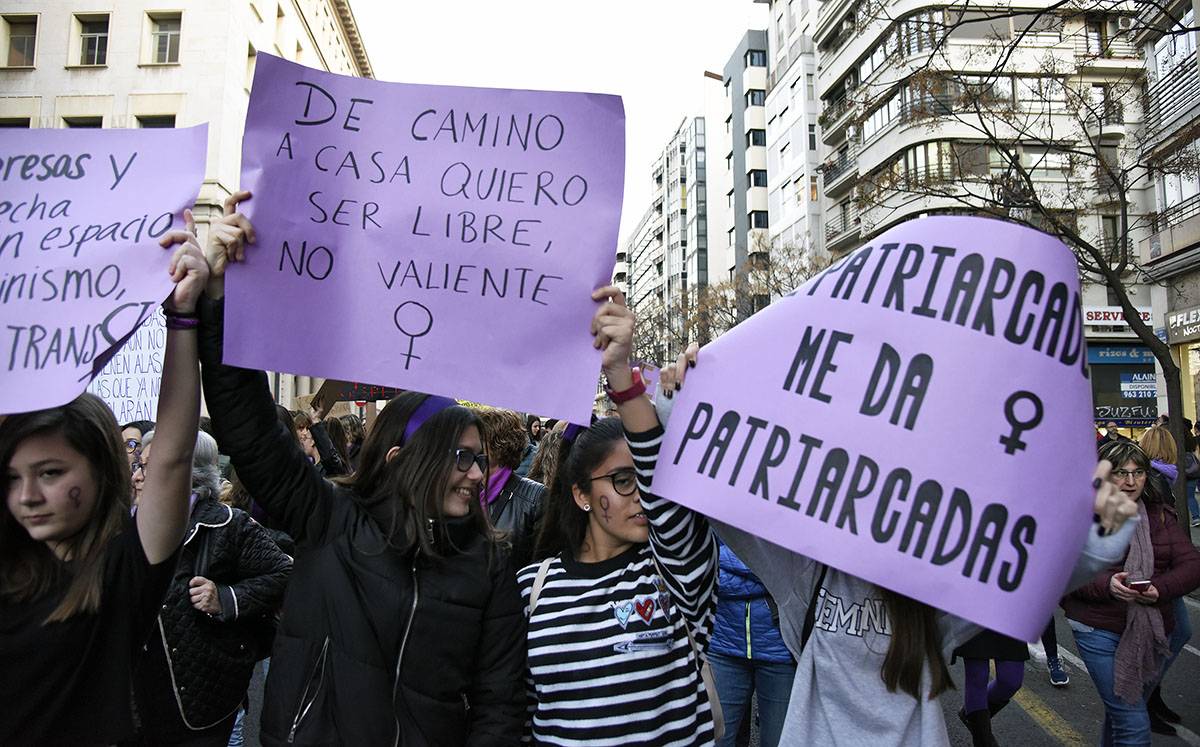 La víctima assegura que quan va passar per davant dels homes va patir algun tipus de delicte d'abús sexual. Imatge d'arxiu del 8M del 2019. / DANIEL GARCÍA-SALA