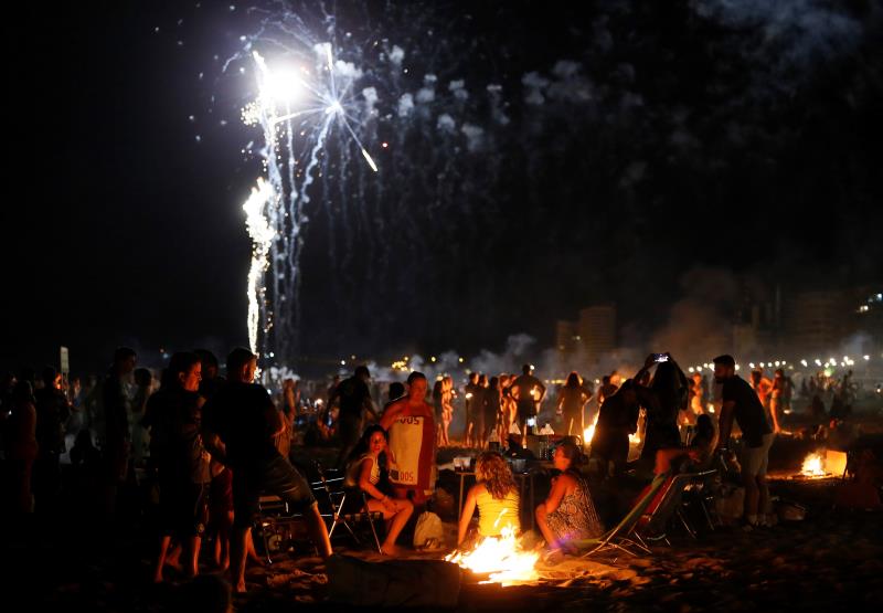 Creu Roja demana precaució per a totes les persones que acudisquen a la platja aquesta nit, especialment amb el foc i l'abús de l'alcohol, i recorda que només es poden encendre fogueres en zones delimitades per l'Ajuntament./EFE