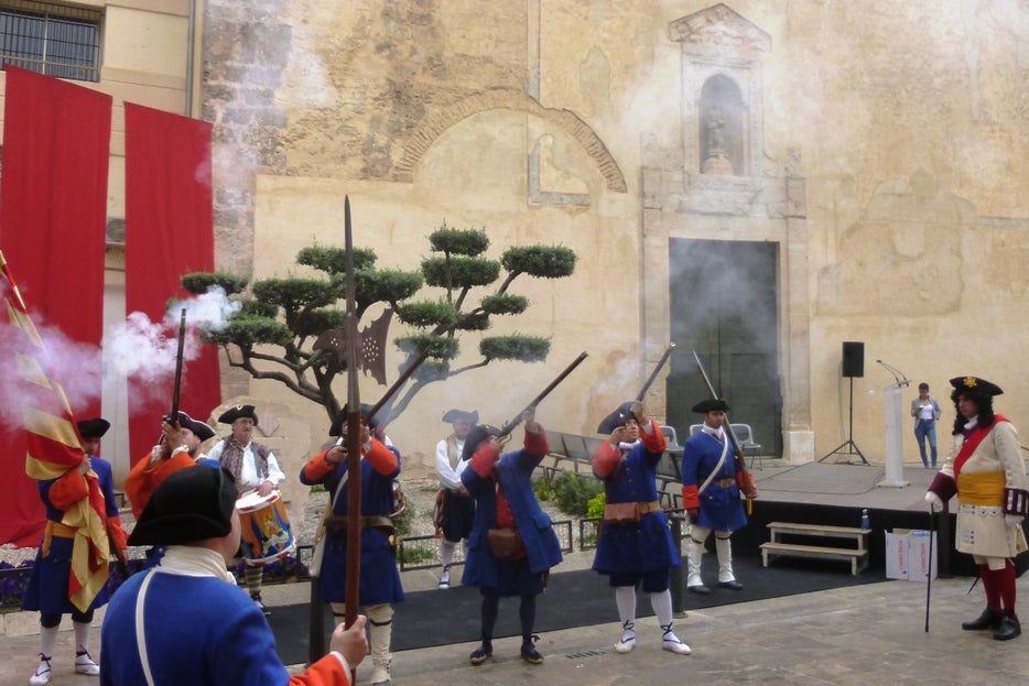 Purificació Mascarell coordina la darrera publicació de la institució depenent de la Diputació de València, que compta amb 17 investigacions al voltant dels urbicidis en un context històric. / DIARI LA VEU 