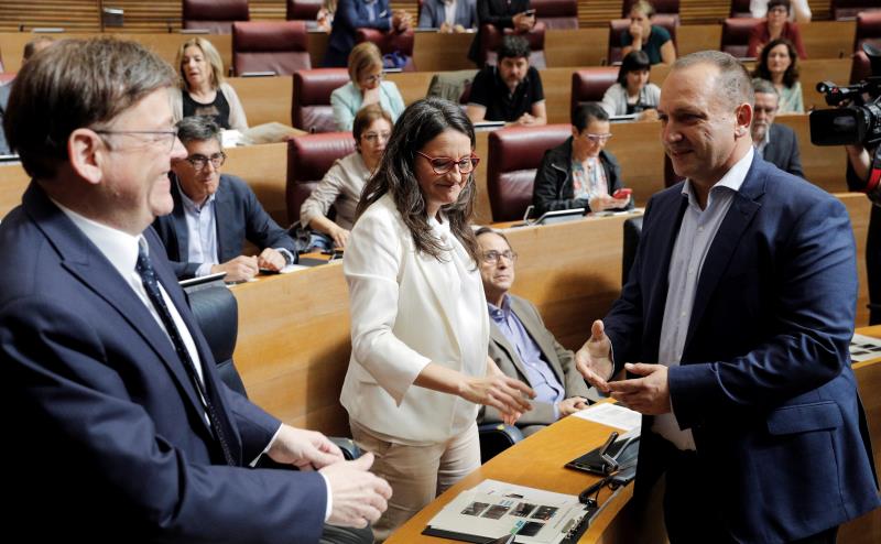 El president de la Generalitat en funcions, Ximo Puig, la vicepresidenta en funcions, Mónica Oltra, i el líder d'Unides Podem-EUPV, Rubén Martínez Dalmau, aquest dimecres a l'inici del debat d'investidura a les Corts. / EFE