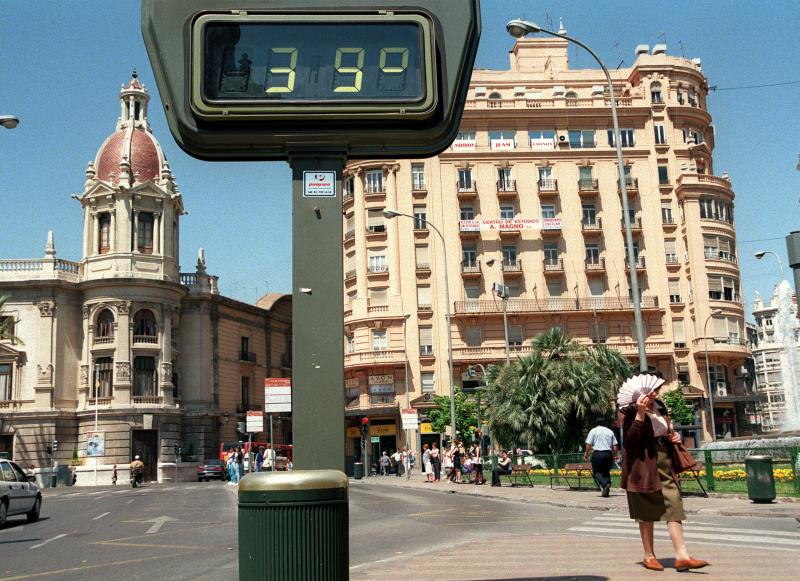 Es recomana evitar eixir al carrer en les hores més caloroses del dia; també, utilitzar roba folgada, lleugera i de colors clars, i protegir-se el cap amb una gorra o un barret. / EFE