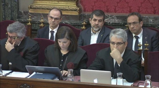 Pla mitjà, extret de senyal institucional, de Jordi Turull, Jordi Sànchez i Josep Rull, asseguts darrere dels seus advocats al Suprem el 26 de març del 2019. / SENYAL TRIBUNAL SUPREM