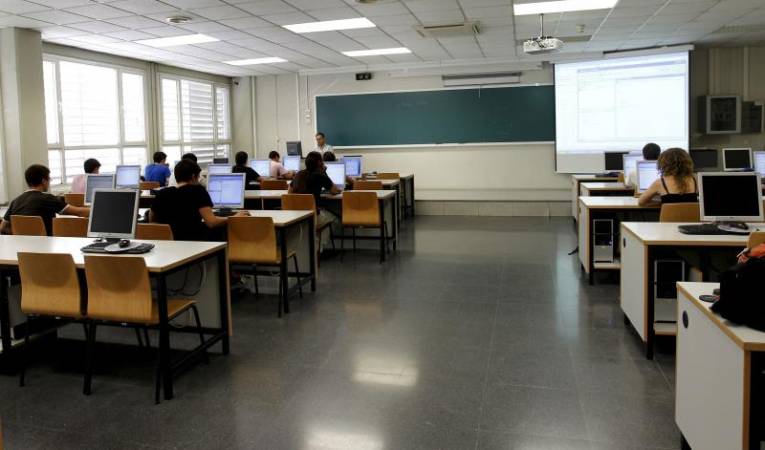 En els darrers quatre anys la mitjana del professorat amb una acreditació de C1 o C2 de valencià ha pujat més de 15 punts percentuals. / Imatge d'arxiu