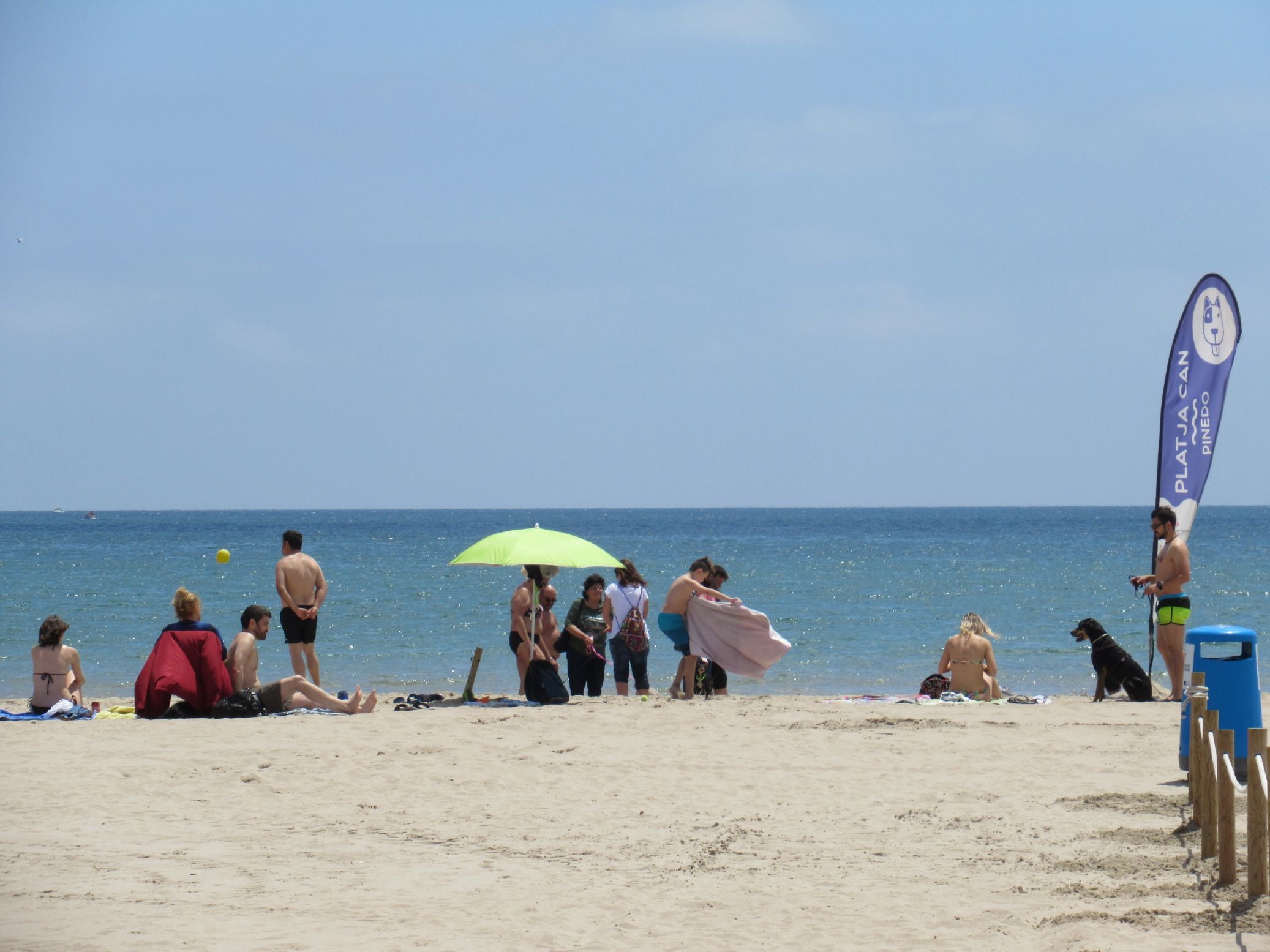 L'Ajuntament de València ja ha organitzat tots els serveis d'aquesta platja canina, que enguany compta, com a novetat, amb abalisament al mar, una cordada de boies que delimita l'espai on els gossos poden banyar-se. / AJUNTAMENT DE VALÈNCIA