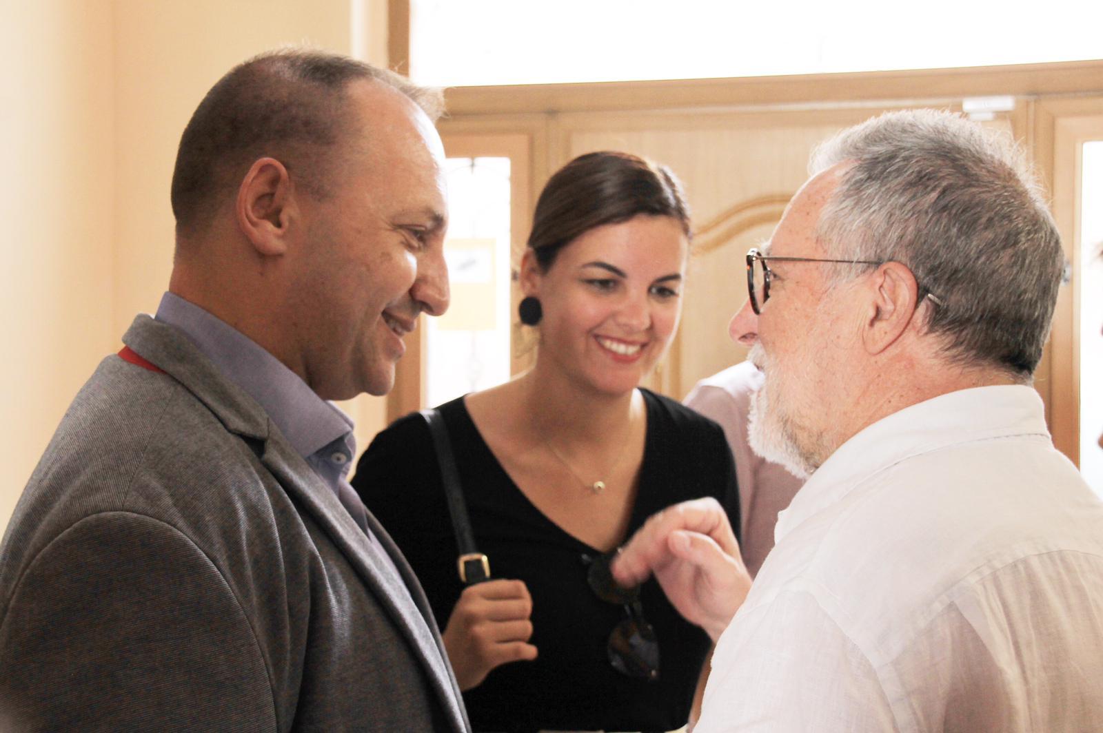 Rubén Martínez Dalmau i Sandra Gómez han visitat aquest dimecres l'Àrea de Regeneració i Renovació Urbana (ARRU) del Cabanyal. / AJUNTAMENT DE VALÈNCIA 