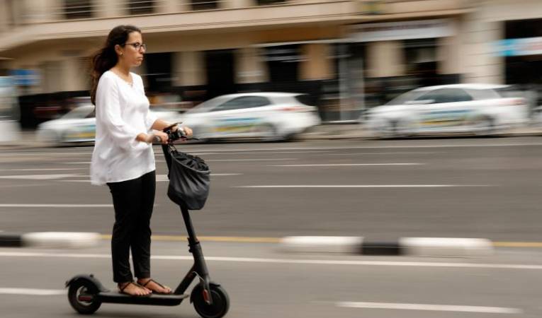 L'empresa de patinets elèctrics de lloguer MOVO va començar dilluns a operar a València. / DLV