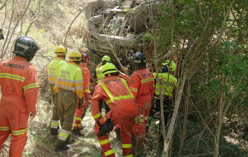 En el moment de l'accident, els operaris es trobaven en la cistella de la grua treballant en obres d'apuntalament de la carretera CV-363. / CONSORCI PROVINCIAL DE BOMBERS DE VALÈNCIA