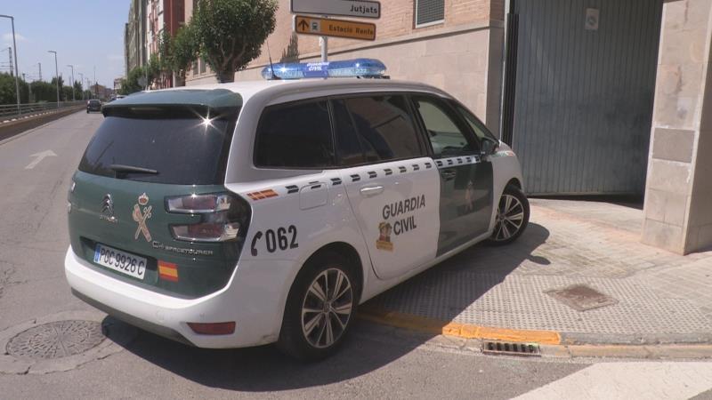 El detingut arribant en un vehicle de la Guàrdia Civil als jutjats de Catarroja. / EFE