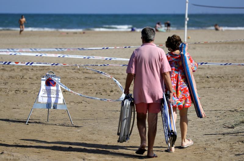 Les platges del Puig de Santa Maria i Massamagrell es van tancar dimarts passat. / EFE