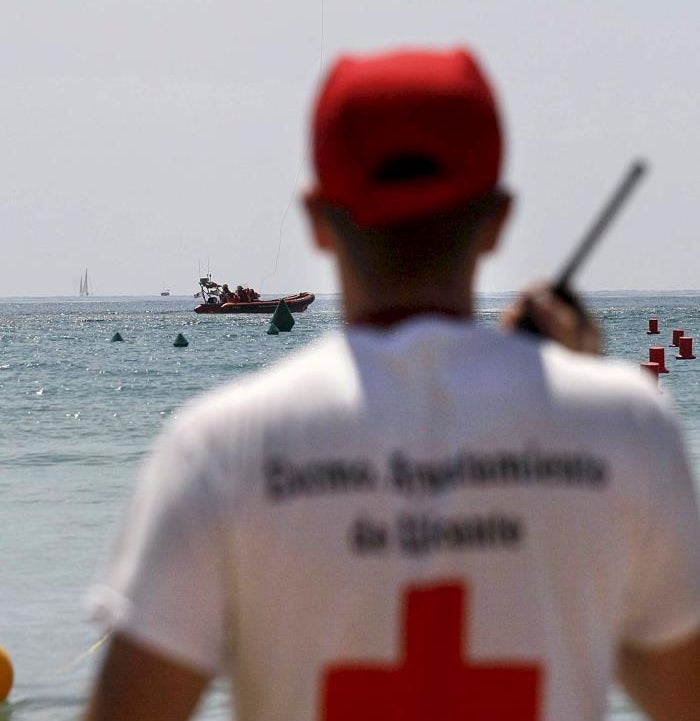 El cos del banyista ha sigut traslladat en un patruller de la Guàrdia Civil fins al port d'Oliva. / EFE 