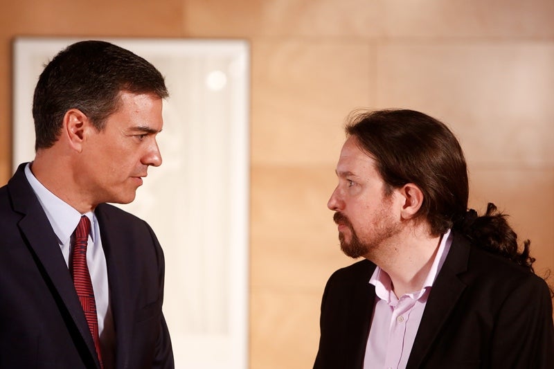 El candidat socialista, Pedro Sánchez, amb el líder de Podem, Pablo Iglesias, en la darrera reunió pública. / RICARDO RUBIO / EUROPA PRESS