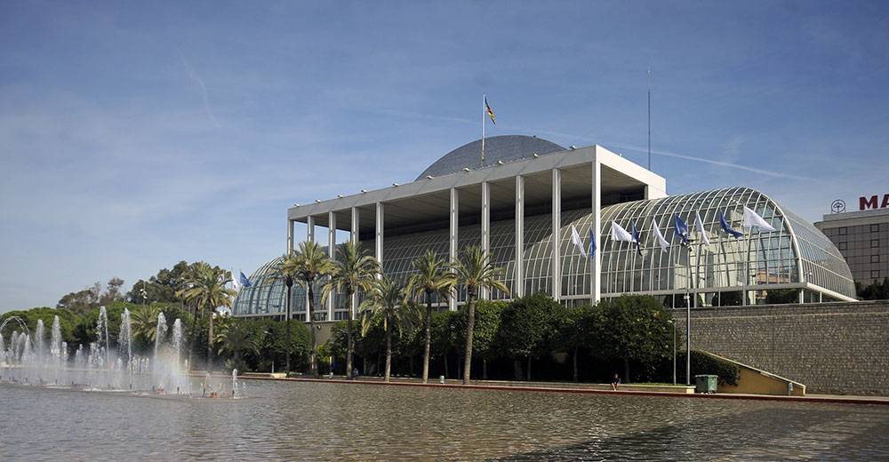 Els sostres de les dues sales principals de l'auditori han caigut en els últims mesos per l'acumulació d'humitats. / DANIEL GARCÍA-SALA