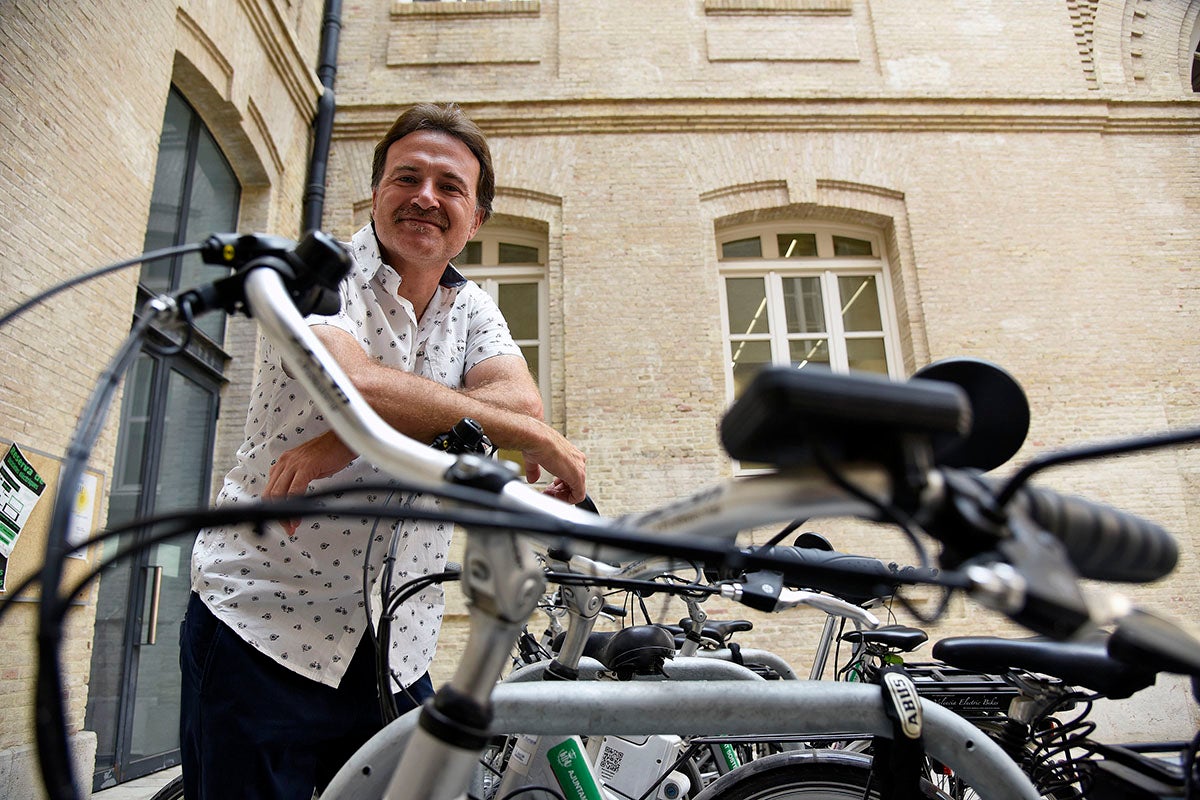 Giuseppe Grezzi defensa que València és la ciutat 'perfecta' per a desplaçar-se amb bicicleta. Molt abans de ser regidors, Grezzi ja es movia per la ciutat sobre dos rodes. / DANIEL GARCÍA-SALA