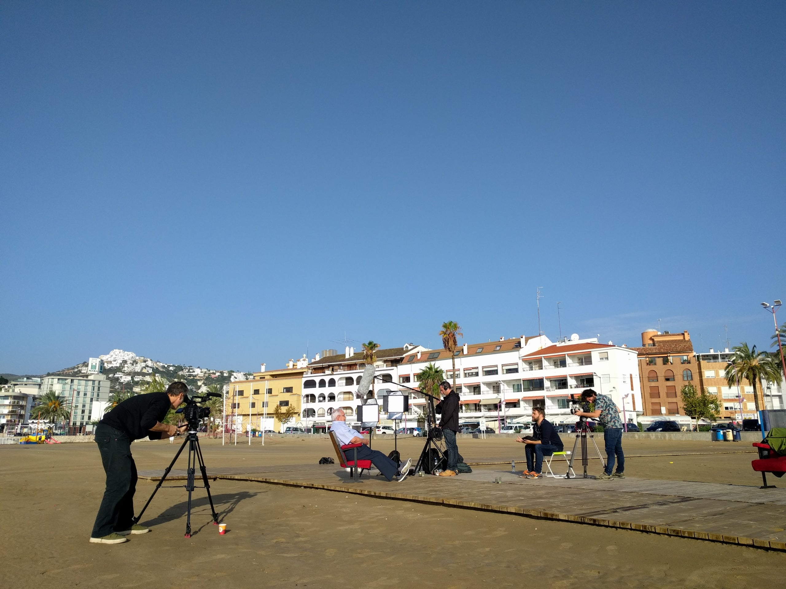 Asseguts en butaques col·locades al mig de la platja, els 'veterans' de Peníscola recorden el municipi en un primer capítol que ret homenatge a Berlanga i a la seua obra 'Calabuch'. / L'ANDANA AUDIOVISUAL