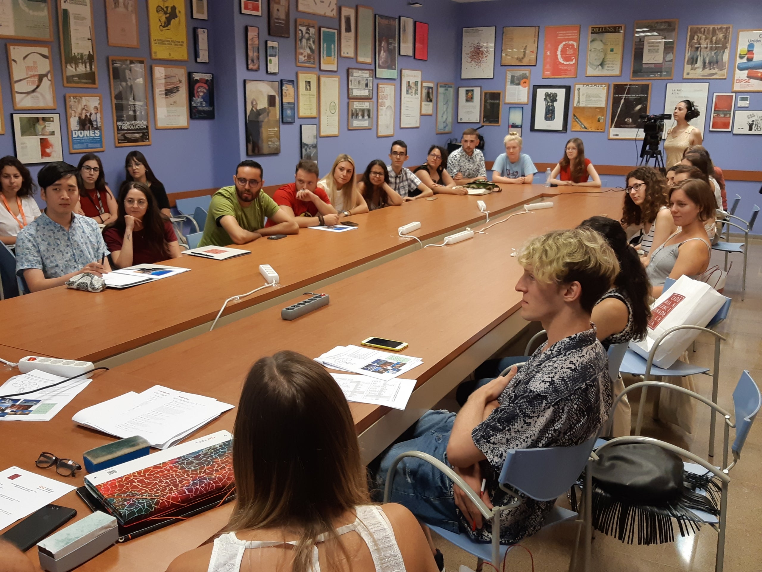 El curs es prolongarà fins al 19 de juliol i recull 33 hores de classe sobre llengua i cultura valenciana. / VL