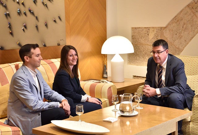 El president de les Corts, Enric Morera, en una reunió amb els diputats de Vox Ana Vega i Miguel Pascual. / INMA CABALLERS / CORTS