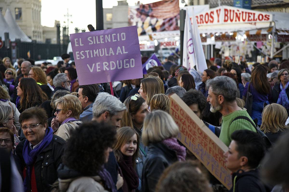 En el text s'assegura que 'hi ha hagut casos en els quals les dones no van tindre temps per a alertar la policia en ser atacades, malgrat estar sota custòdia policial', i s'afirma que les polseres telemàtiques 'poden suposar l'oportunitat de salvar les seues vides'. / DANIEL GARCÍA-SALA