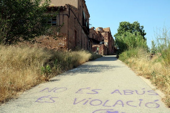 Segons la testimoni, va haver de jurar i perjurar que no diria res i que s'enduria la víctima a casa seua perquè amenaçaven que 'la volien llençar al riu'. En la imatge, el lloc on presumptament es van produir els fets. / GEMMA ALEMAN