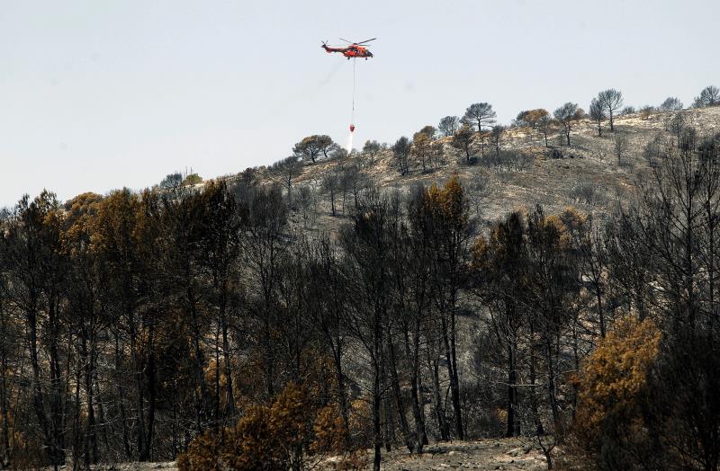 L'incendi forestal declarat dilluns a Beneixama ha sigut donat per extingit a primera hora d'aquest divendres després d'afectar una superfície de vora 900 hectàrees. / EFE