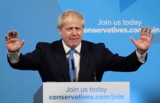 Partint com a clar favorit, Johnson ha obtingut més de 92.000 vots i ha derrotat el seu rival, l'actual ministre d'Exteriors, Jeremy Hunt, que ha aconseguit menys de 47.000 vots. / REUTERS, TOBY MELVILLE