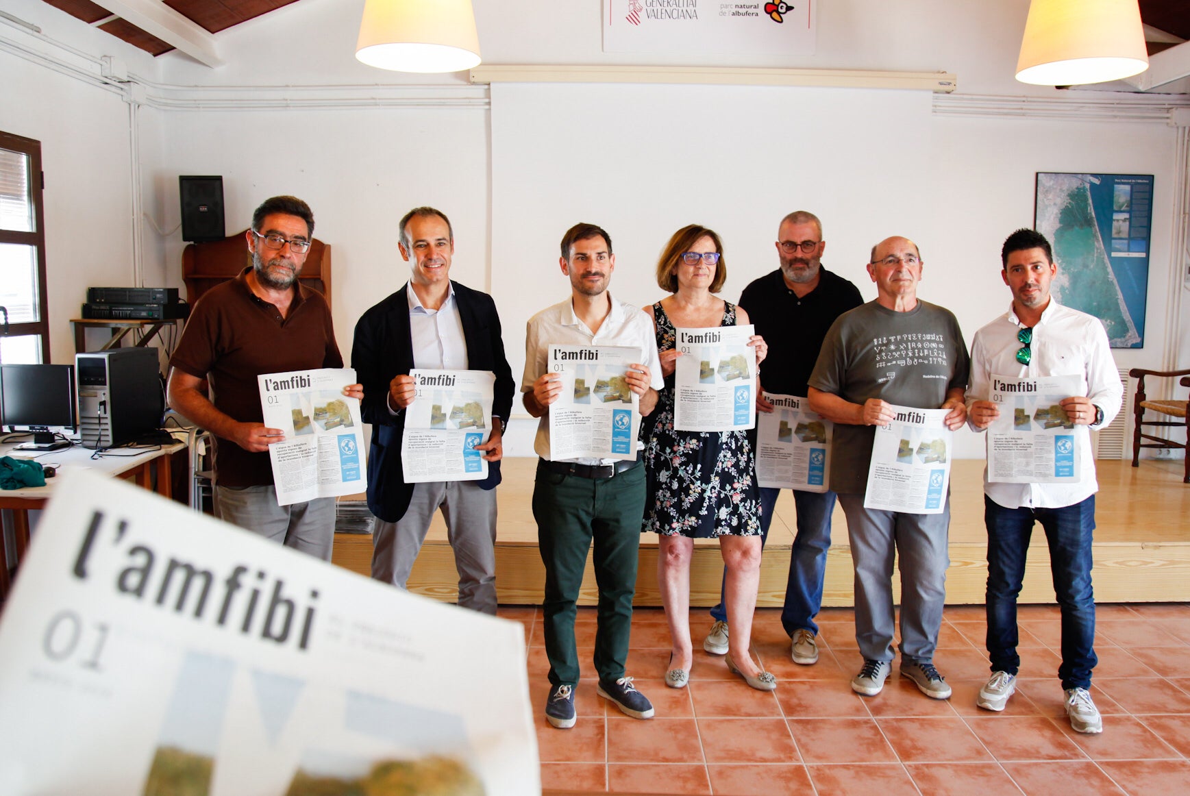 La primera publicació de L'amfibi, presentada aquest divendres a l'Oficina de Gestió Tècnica del Parc Natural de l'Albufera, està dedicada a l'aigua, un element central en la recuperació ambiental d'aquest espai natural. / FUNDACIÓ ASSUT 