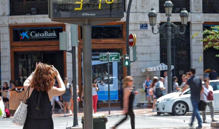 Tots els observatoris de la xarxa de l'Aemet superaran sobradament els 30 graus. / EFE