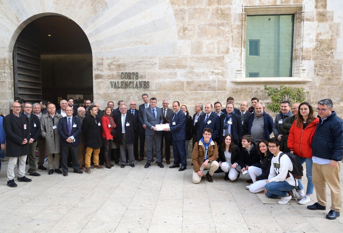 El passat 19 de juny al migdia membres de la societat civil valenciana van sol·licitar que els nous diputats de les Corts tramitaren urgentment la recuperació del dret civil valencià. / TWITTER ASSOCIACIÓ JURISTES VALENCIANS