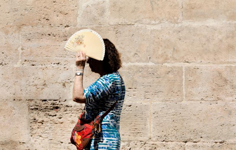 Tot i que les mínimes es mantenen amb pocs canvis, els termòmetres no arribaran a temperatures tan elevades com en els dies anteriors. Imatge d'arxiu. / EFE