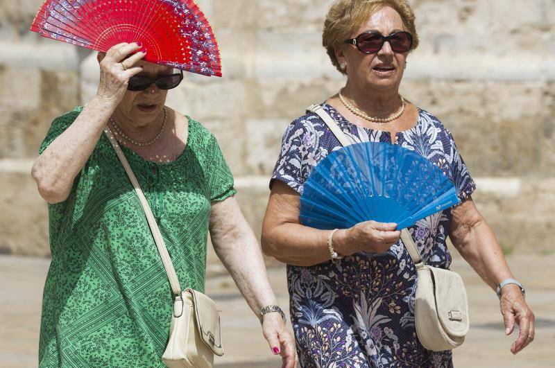 Els termòmetres baixaran aquest diumenge després dels alts registres de dissabte provocats pel vent de ponent. / EFE