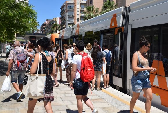 El servei TRAM d'Alacant va registrar al juny el seu rècord de passatgers amb 1,2 milions de moviments. / FGV