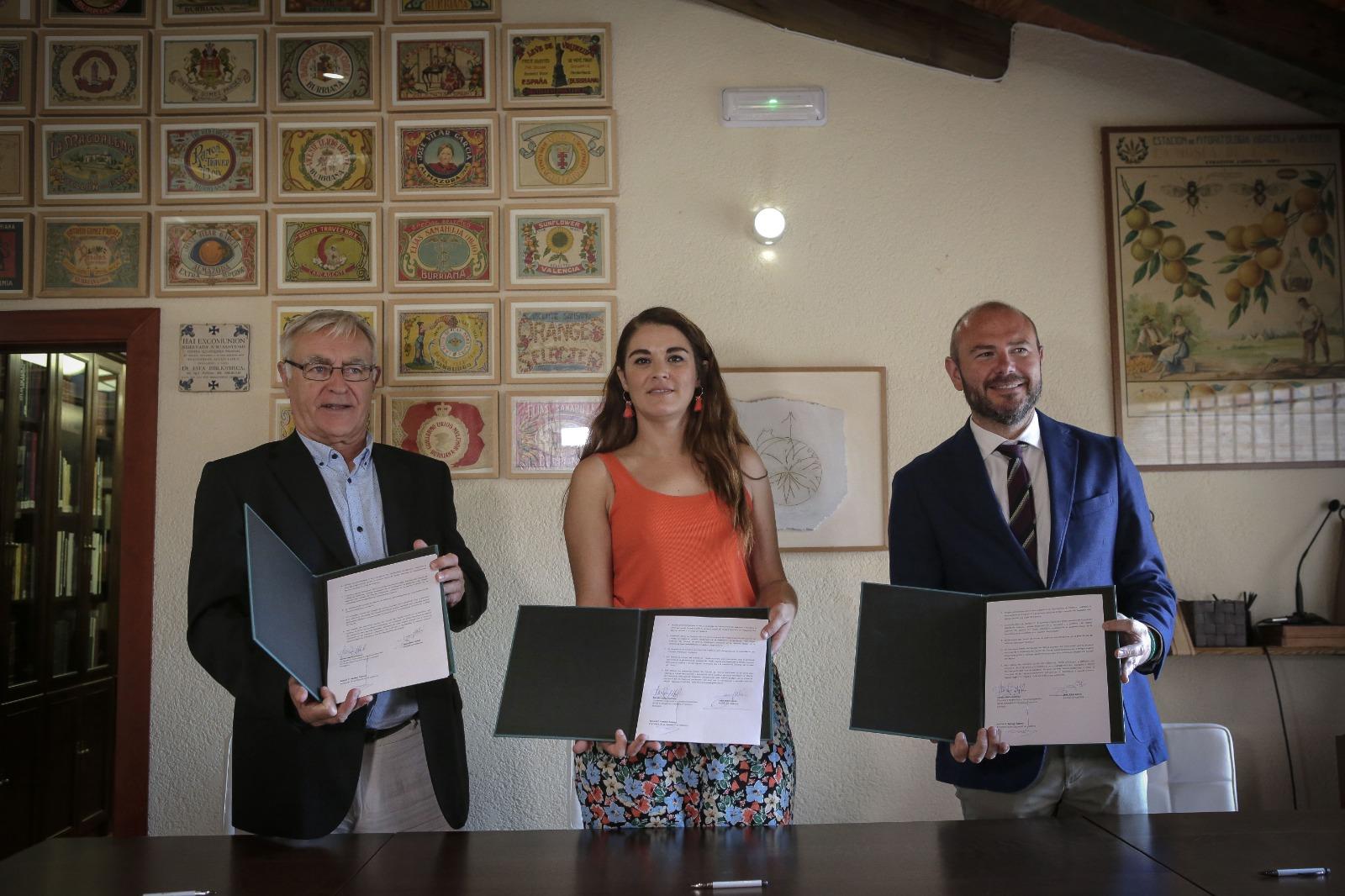 Joan Ribó, Mireia Mollà i Toni Gaspar han signat el conveni en l'Agromuseu de l'Ermita de Vera. / AJUNTAMENT DE VALÈNCIA