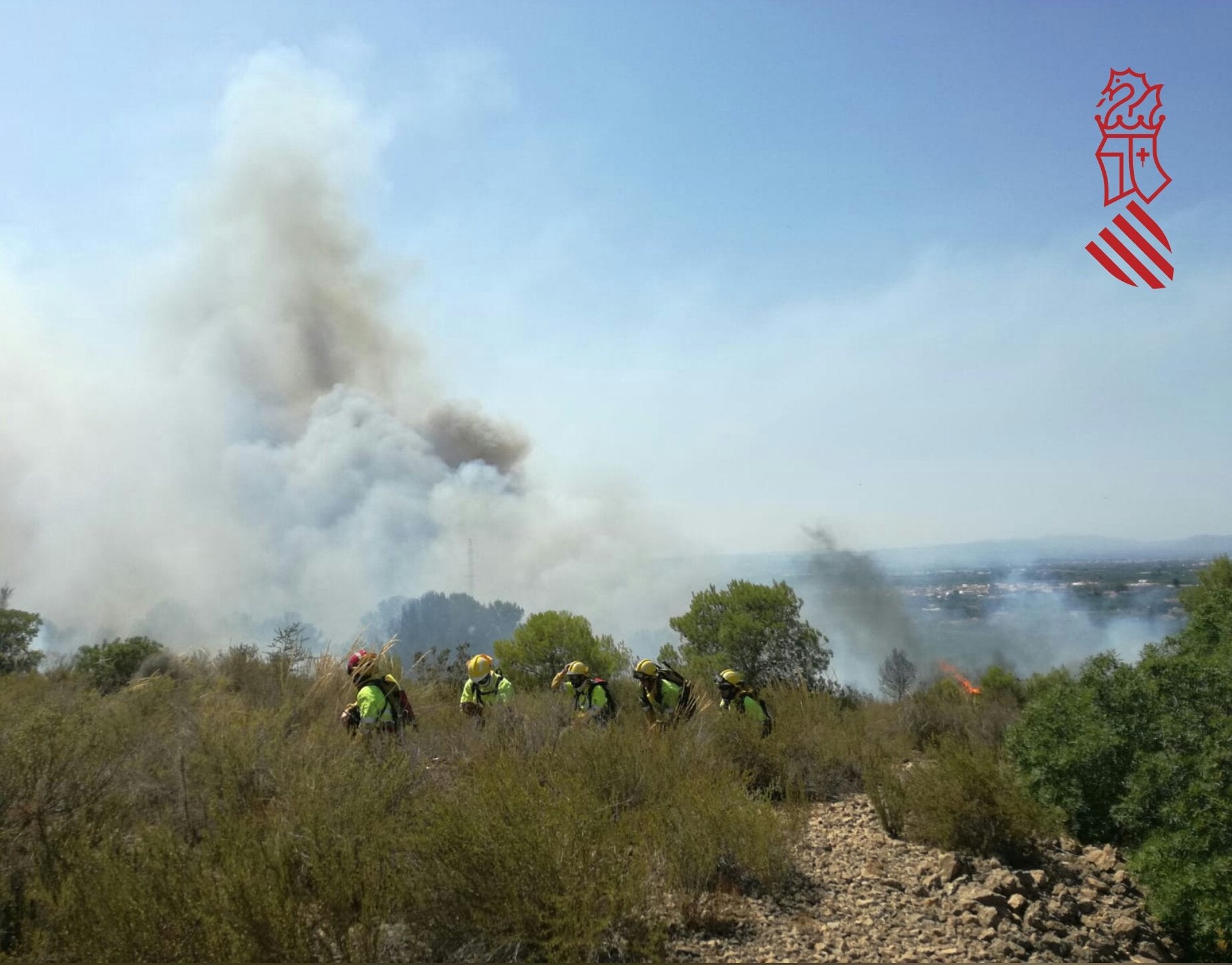 Hi ha sis mitjans aeris desplaçats a la zona de l'incendi per a combatre les flames. / @GVA112