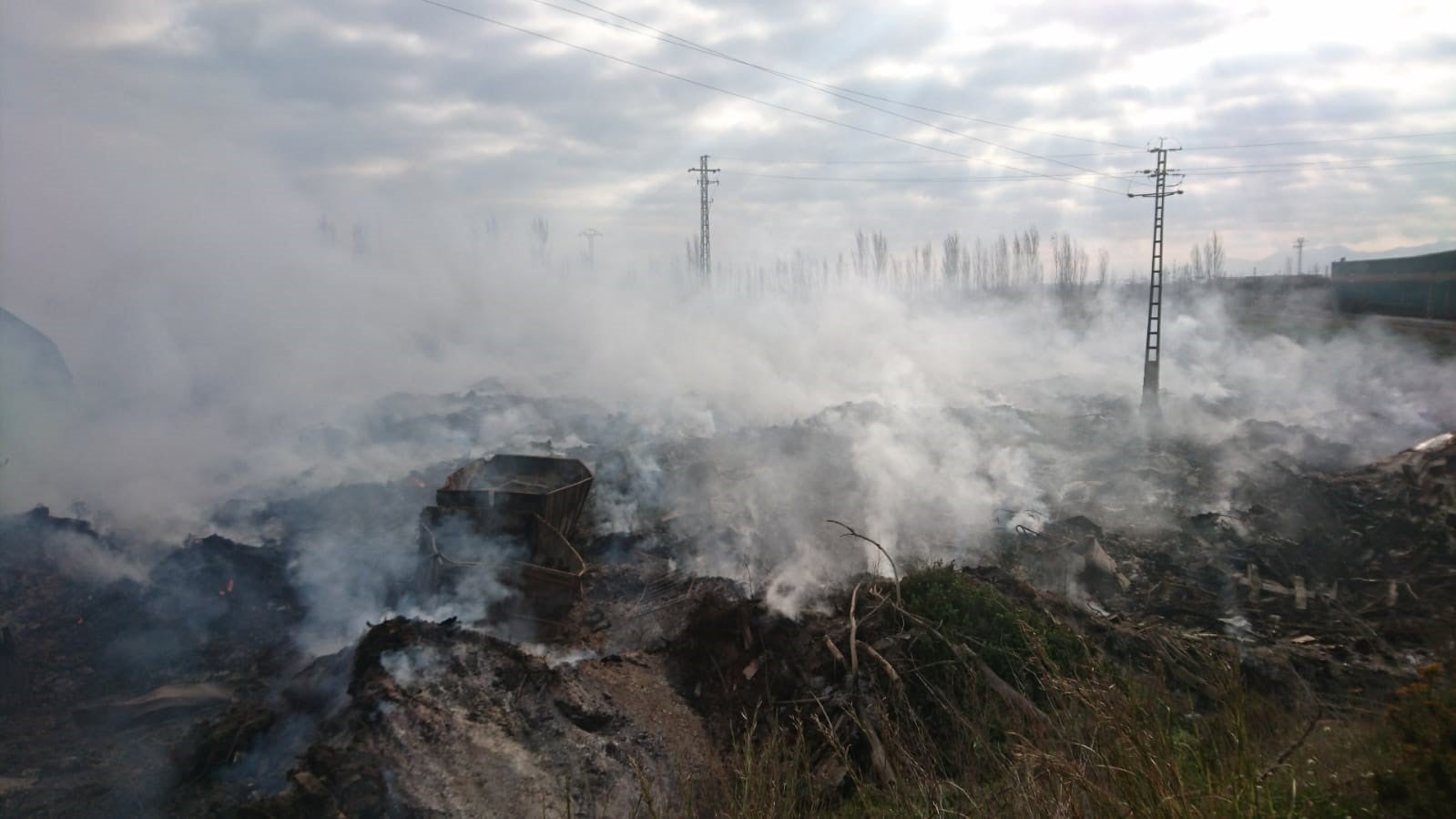 La seua ubicació, en la zona del preparc natural de l'Albufera i a escassos metres de les vies del ferrocarril, ha sigut clau per a l'adopció de la decisió, així com els actuals episodis d'onades de calor intenses al territori valencià. / CONSORCI PROVINCIAL DE BOMBERS DE VALÈNCIA